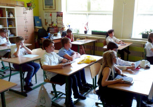 Uczniowie w klasie podczas zakończenia roku szkolnego 2021/22